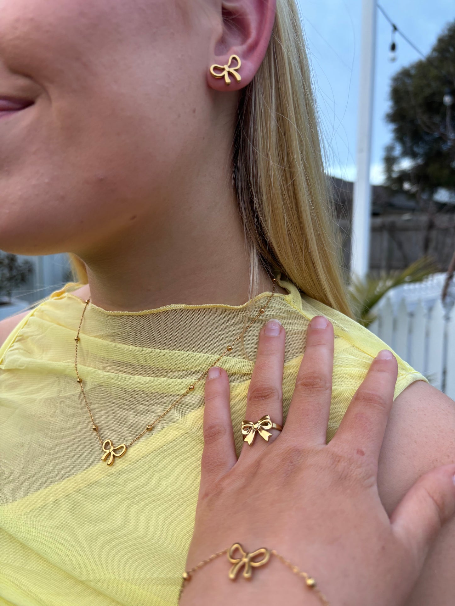 Delicate Bow Necklace Gold